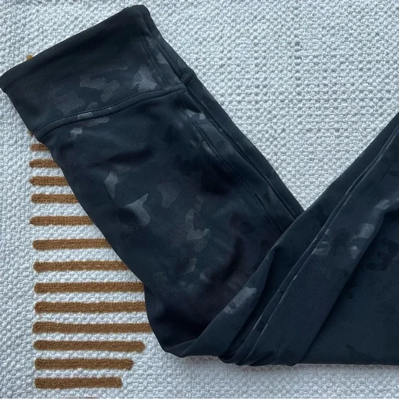 SPANX FAUX LEATHER CAMO LEGGING BLACK SIZE XSMALL
